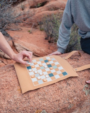 Logotrade Geschäftsgeschenke das Foto: Britton faltbares Backgammon und Damespiel Set aus Kork