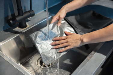 Logotrade Werbegeschenke das Foto: Snackstrap faltbarer Lunchbag aus AWARE™ rPET 30 x 20cm