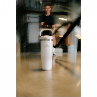 Logotrade reklaamtoote foto: Stanley 890 ml IceFlow™ kõrrega termoskruus