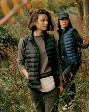 Logo trade ärikingitused foto: Iqoniq Meru naiste taaskasutatud polüestrist vest