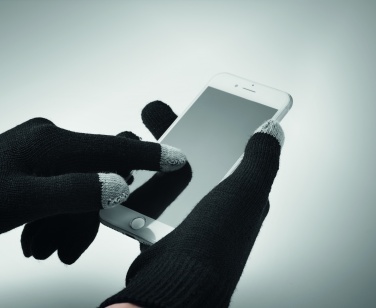 Logotrade reklaamkingituse foto: Talvekomplekt taaskasutatud materjalist, kindad, müts ja sall