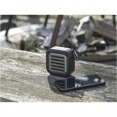 Logotrade mainostuotet kuva: Solo 3 W:n IPX5 RCS -kierrätetystä muovista valmistettu, aurinkoenergialla toimiva Bluetooth®-kaiutin jousihaalla 