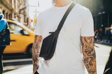 Logotrade mainoslahja ja liikelahja kuva: Crescent AWARE™ RPET puolikuun muotoinen crossbody -laukku