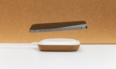 Logotrade reklamprodukter bild: Oregon 10W trådlös laddare RCS återvunnen plast och kork